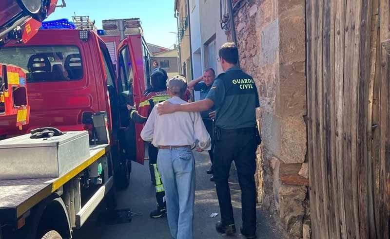 La Guardia Civil interviene en el incendio de una vivienda en la localidad de Tábara 1