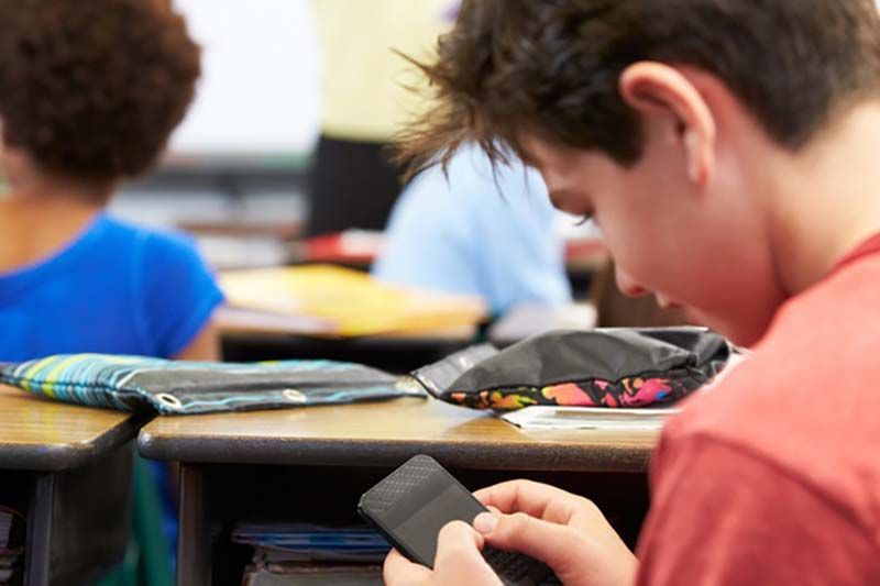 La Junta recuerda que la normativa autonómica limita a fines puramente educativos el uso del teléfono móvil en los centros docentes 1