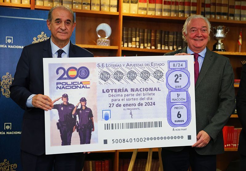 Lotería Nacional dedica un décimo al Bicentenario de la Policía Nacional 1