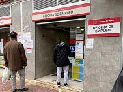 El paro aumentó en 60.404 personas en enero, situándose en 2.767.860, 140.537 personas menos que un año antes