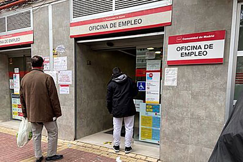 El paro aumentó en 60.404 personas en enero, situándose en 2.767.860, 140.537 personas menos que un año antes 1