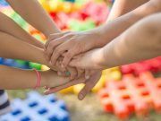 La Junta ayuda a casi 12.000 familias con 831 euros de media en deducciones fiscales por natalidad, familia numerosa y cuidado de hijos