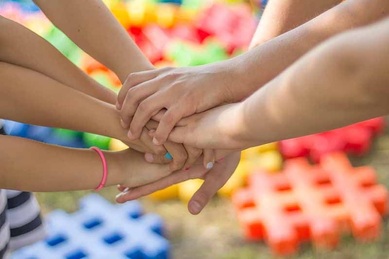 La Junta ayuda a casi 12.000 familias con 831 euros de media en deducciones fiscales por natalidad, familia numerosa y cuidado de hijos 1