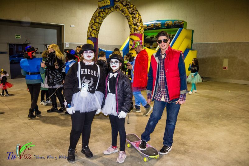 Una Tarde de Convivencia en Tábara: Vecinos Celebran el Carnaval con Alegría y Creatividad 7