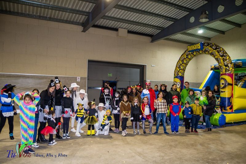 Una Tarde de Convivencia en Tábara: Vecinos Celebran el Carnaval con Alegría y Creatividad 9