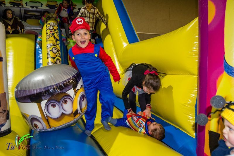 Una Tarde de Convivencia en Tábara: Vecinos Celebran el Carnaval con Alegría y Creatividad 21