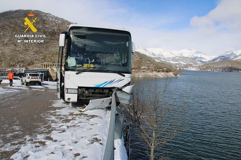 La Guardia Civil investiga a la conductora de un autobús por conducción temeraria 1