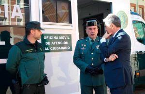 El director general de la Guardia Civil presenta en León las nuevas oficinas móviles de atención al ciudadano