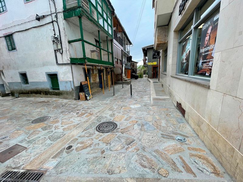 Finalizan las obras del nuevo entorno empedrado en Puebla de Sanabria 1