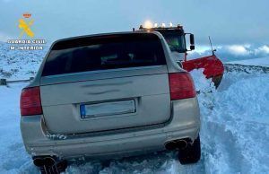 La Guardia Civil de Zamora realiza un auxilio a una familia atrapada por la nieve en la laguna de los Peces