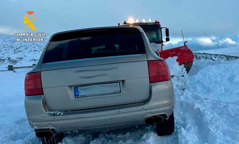 La Guardia Civil de Zamora realiza un auxilio a una familia atrapada por la nieve en la laguna de los Peces 1
