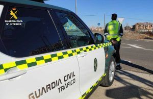 La Guardia Civil rescata a una persona que se encontraba en el interior de un inmueble incendiado