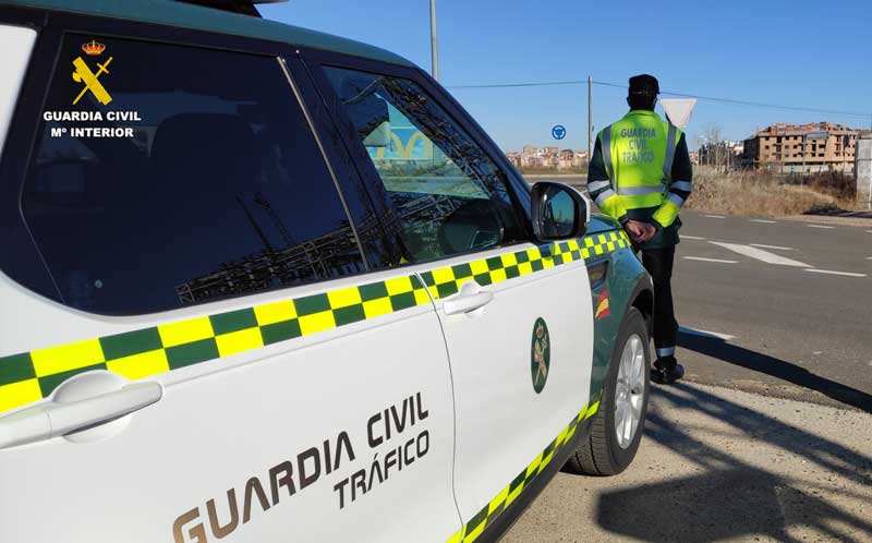 La Guardia Civil rescata a una persona que se encontraba en el interior de un inmueble incendiado 1