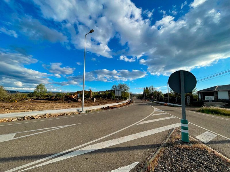 FINALIZADAS LAS OBRAS DE PAVIMENTACIÓN PARA ACERAS E INSTALACIÓN DE ALUMBRADO PÚBLICO EN LA CARRETERA DEL LAGO EN PUEBLA DE SANABRIA 1