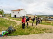 Los Quintos de Tábara Reviven una Tradición Centenaria Plantando el Mayo en el Parque de la Cañada