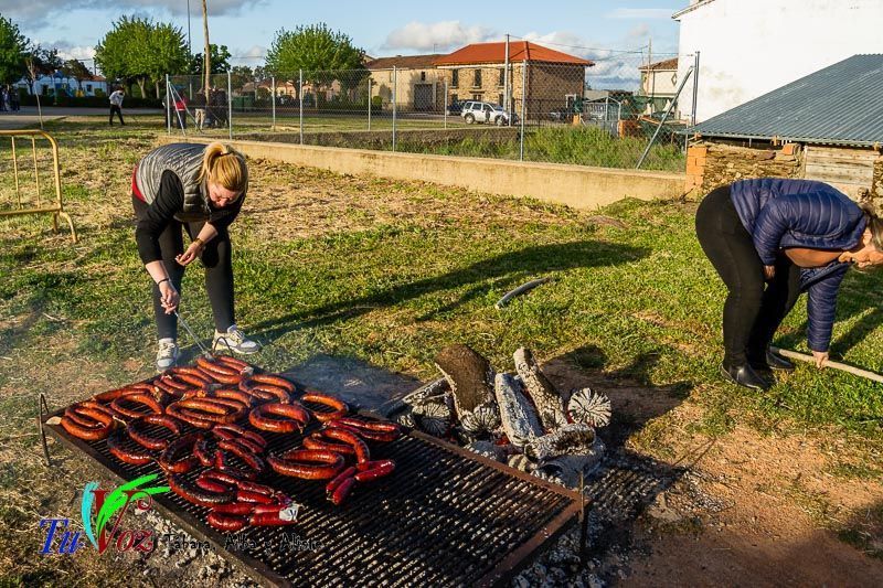 Los Quintos de Tábara Reviven una Tradición Centenaria Plantando el Mayo en el Parque de la Cañada 26