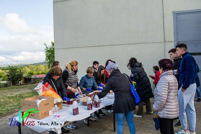 Los Quintos de Tábara Reviven una Tradición Centenaria Plantando el Mayo en el Parque de la Cañada 33