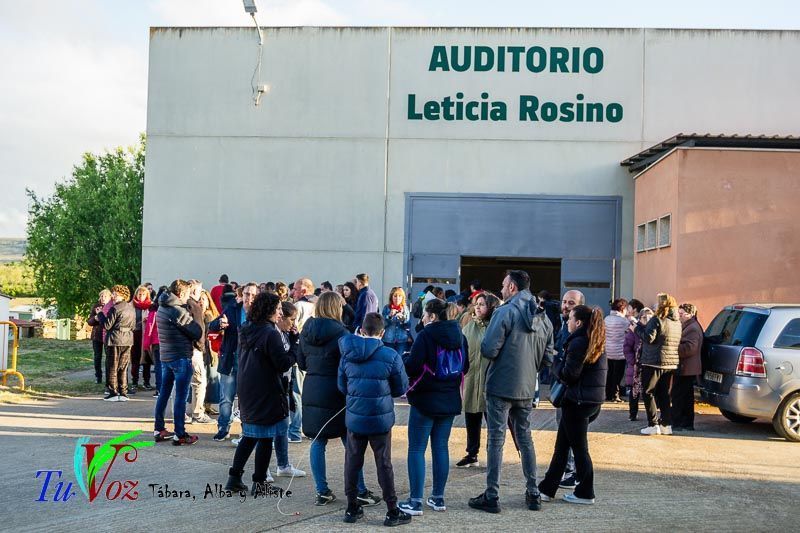Los Quintos de Tábara Reviven una Tradición Centenaria Plantando el Mayo en el Parque de la Cañada 37