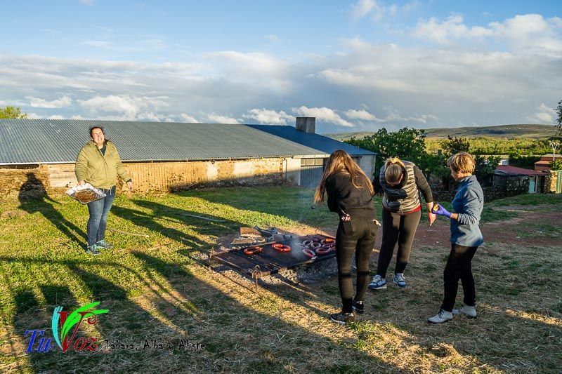 Los Quintos de Tábara Reviven una Tradición Centenaria Plantando el Mayo en el Parque de la Cañada 40