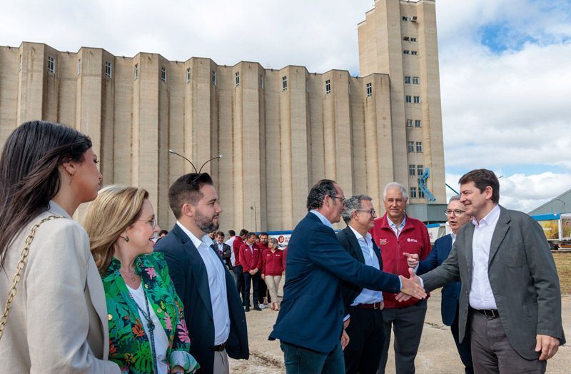 Mañueco reivindica el valor del sector cerealista de Castilla y León que aporta 2.000 millones de euros anuales a la economía regional y genera riqueza y empleo 1