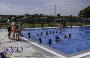 La Asociación Cultural Magius Celebra el Día del Socio con Juegos Acuáticos y la Vibrante Actuación de Alberto Martín