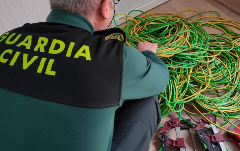 Dos detenidos por la Guardia Civil por el robo de cable del alumbrado público en la localidad de Monfarracinos 1