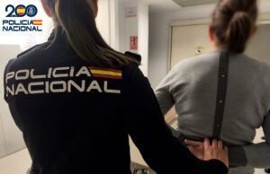 La Policía Nacional detiene dos personas reclamadas por las autoridades judiciales.
