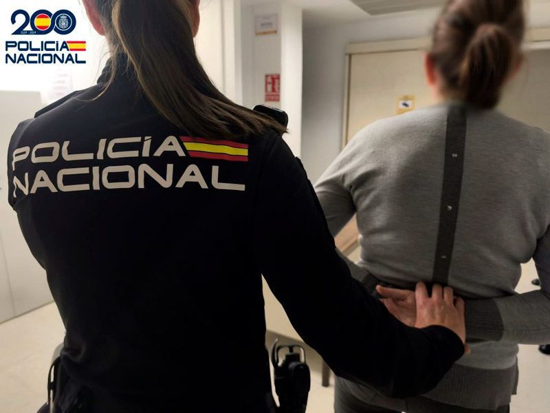 La Policía Nacional detiene dos personas reclamadas por las autoridades judiciales. 1