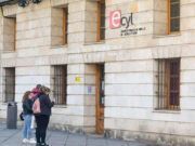 El paro baja en febrero y alcanza la cifra más baja en 17 años