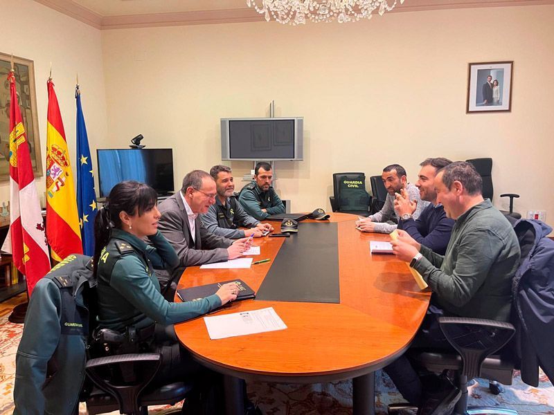 El subdelegado del Gobierno recibe a la asociación Copa Zamora de Galgos 1