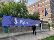 La Delegación del Gobierno en Castilla y León despliega la bandera del 8M