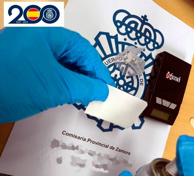 La Policía Nacional detiene a tres personas, por tráfico de drogas y por órdenes de búsqueda y detención de las autoridades judiciales. 1