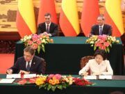 España y China firman dos nuevos protocolos de exportación para potenciar el mercado de las cerezas y el porcino en el país asiático