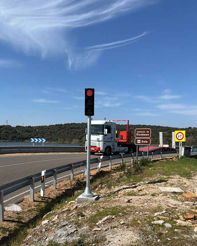 Los nuevos semáforos ya regulan el tráfico en el Puente de la Estrella de la N631 1