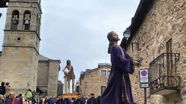Puebla de Sanabria se reafirma como destino cultural y de peregrinación en una Semana Santa pasada por agua 1