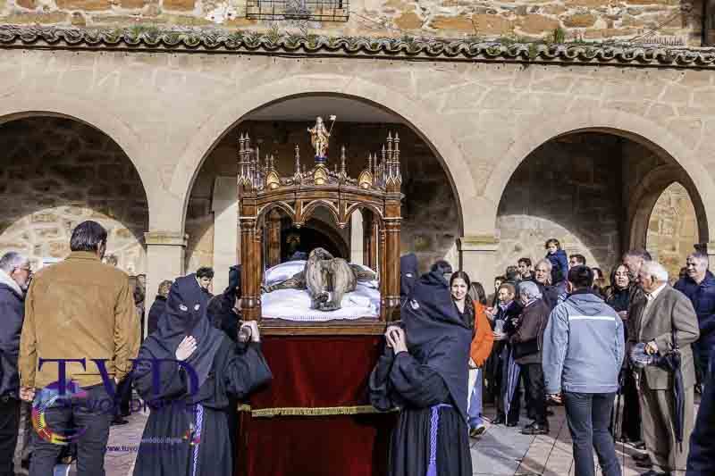 El Santo Entierro y la procesión del "Pendebás" emocionan en Tábara pese al mal tiempo 8