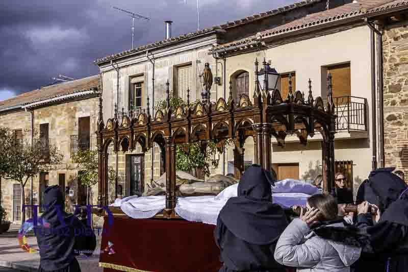 El Santo Entierro y la procesión del "Pendebás" emocionan en Tábara pese al mal tiempo 9