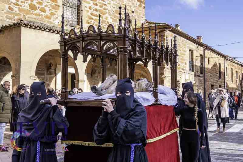 El Santo Entierro y la procesión del "Pendebás" emocionan en Tábara pese al mal tiempo 10
