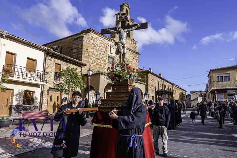 El Santo Entierro y la procesión del "Pendebás" emocionan en Tábara pese al mal tiempo 11