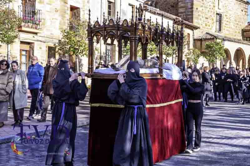 El Santo Entierro y la procesión del "Pendebás" emocionan en Tábara pese al mal tiempo 14