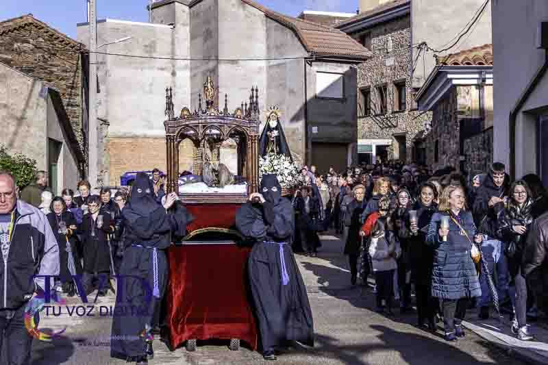 El Santo Entierro y la procesión del "Pendebás" emocionan en Tábara pese al mal tiempo 1