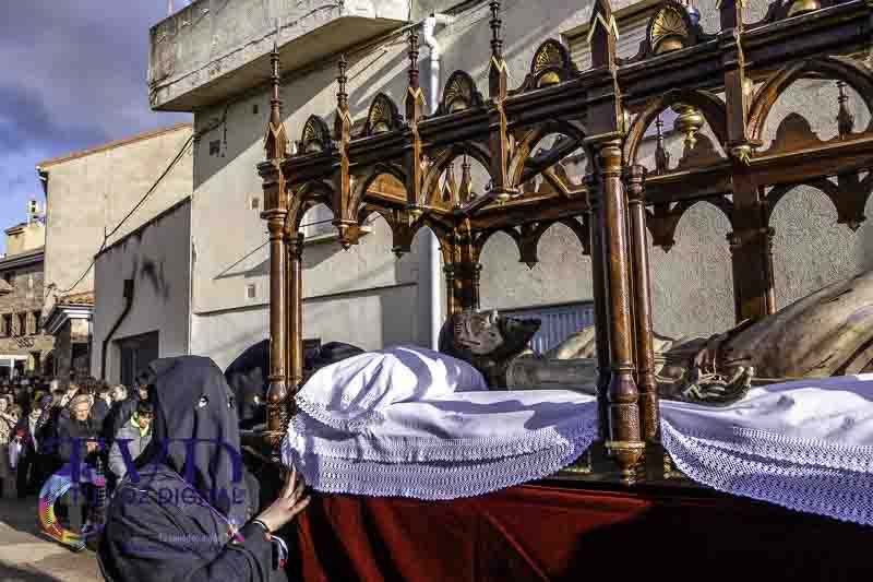 El Santo Entierro y la procesión del "Pendebás" emocionan en Tábara pese al mal tiempo 23