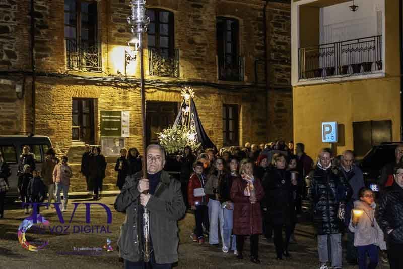 El Santo Entierro y la procesión del "Pendebás" emocionan en Tábara pese al mal tiempo 36