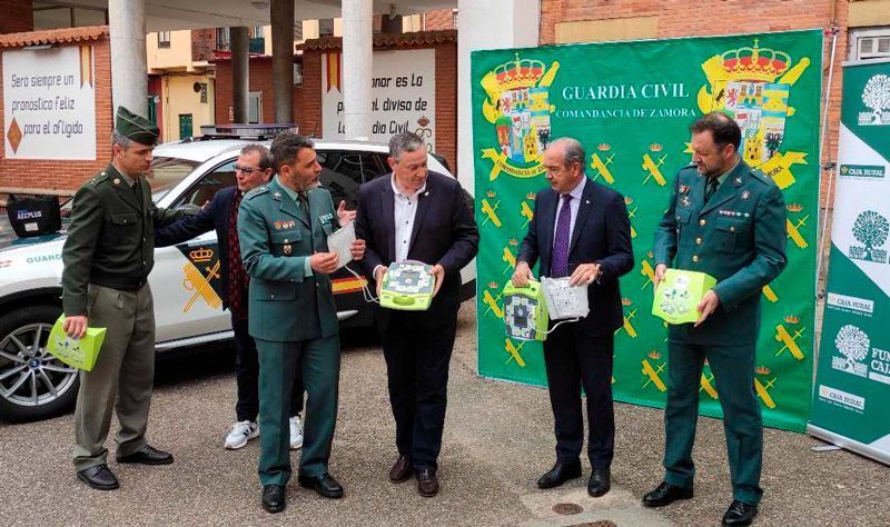La Guardia Civil de Zamora recibe diez desfibriladores semiautomáticos donados por la Excelentísima Diputación de Zamora y por Fundación Caja Rural 1