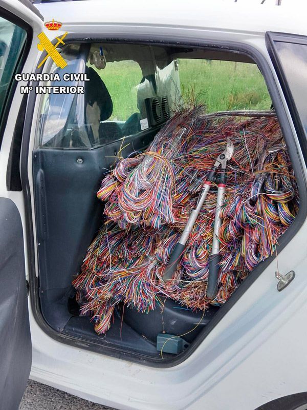 La Guardia Civil desarticula una banda dedicada al robo de cableado telefónico y falsificación de matrículas en la provincia 1