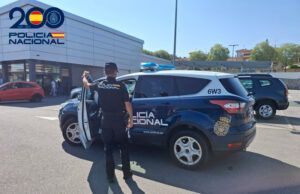La Policía Nacional detiene en Ávila a un hombre por causar daños en vehículos estacionados en un aparcamiento de un supermercado