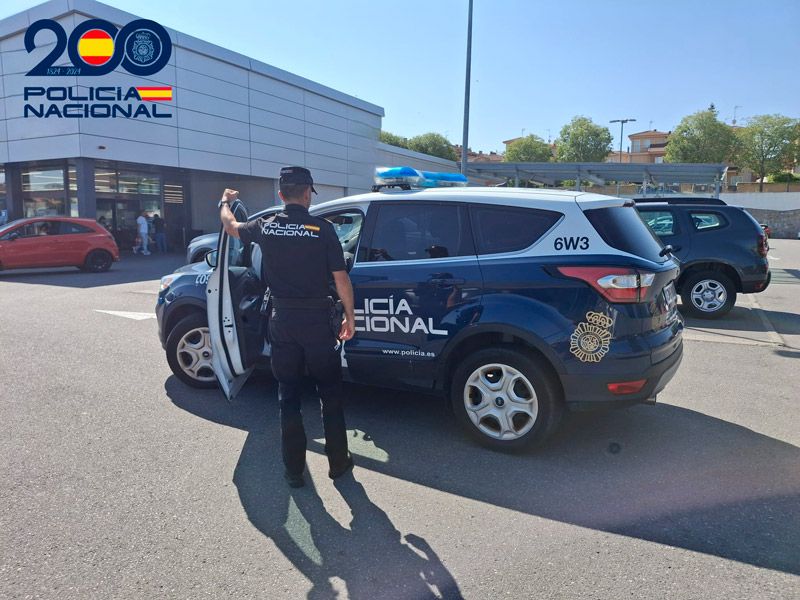 La Policía Nacional detiene en Ávila a un hombre por causar daños en vehículos estacionados en un aparcamiento de un supermercado 1