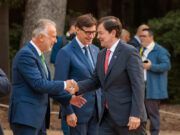 Mañueco defiende ante Sánchez los intereses de las personas de Castilla y León y le exige que rectifique la supresión de paradas de bus y tren en la Comunidad