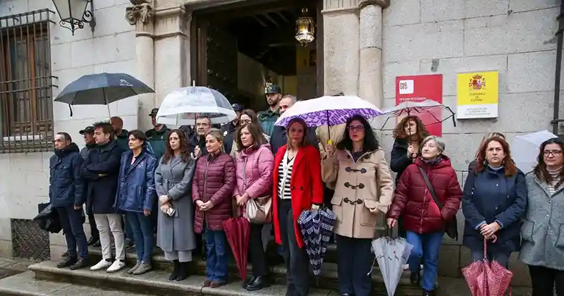 Minuto de silencio en memoria de la víctima de violencia machista en Asturias 1