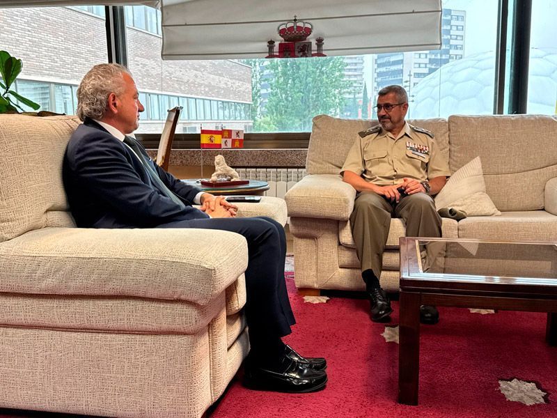 Nicanor Sen recibe a César García del Castillo, General Jefe de la 4 Subinspección General del Ejército 1